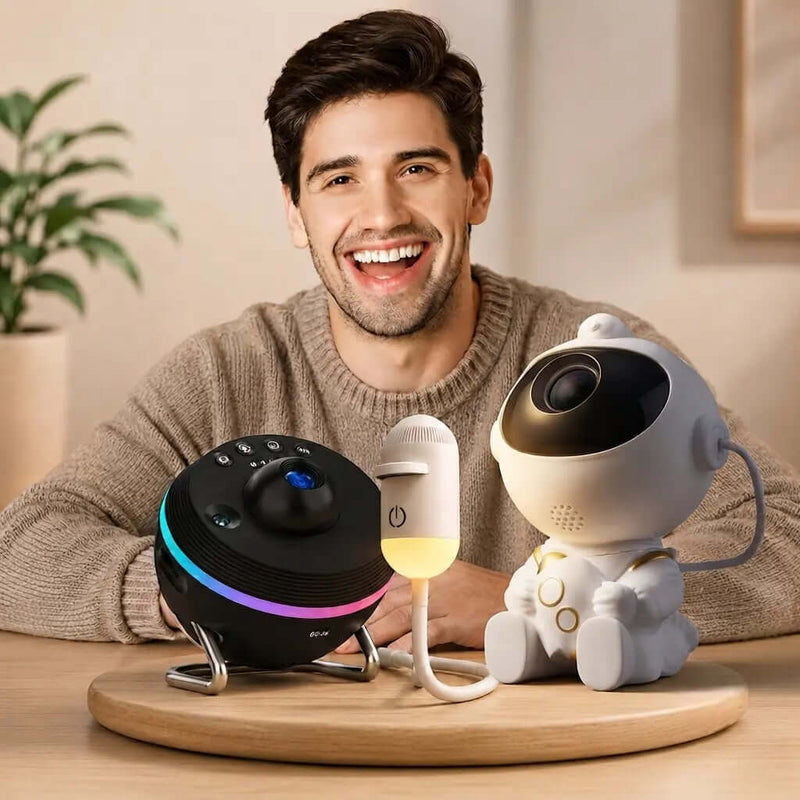 Quel Projecteur Galaxie Choisir ? Un homme souriant présente des projecteurs Galaxie sur une table.