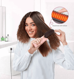Femme utilisant la Brosse Lissante Sans Fil Douchity pour lisser ses cheveux bouclés dans une salle de bain moderne.
