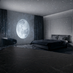 Chambre avec un projecteur d'étoiles & Galaxy pour plafond affichant une lune brillante.