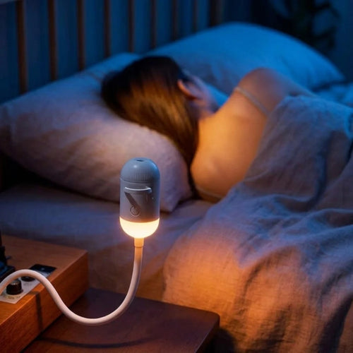 projecteur galaxie illuminant une chambre à coucher avec une personne endormie